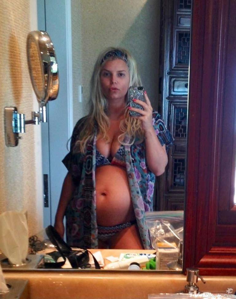 Jessica Simpson - Pregnant Twitter Self Shot Photo